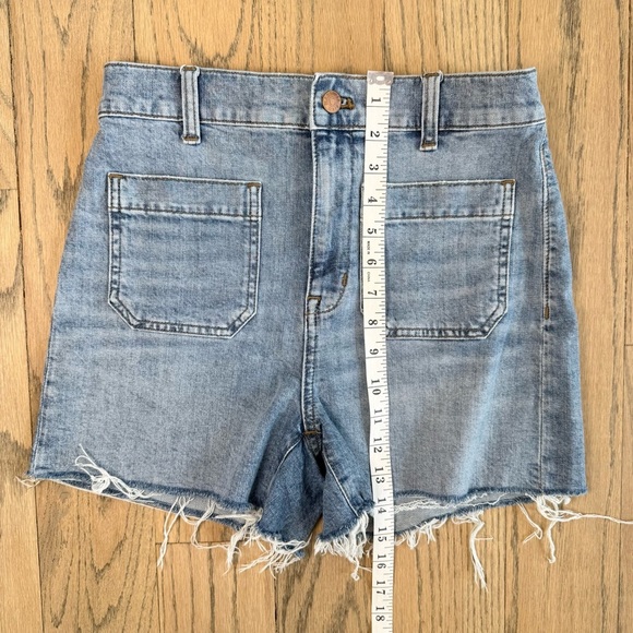 Madewell Women’s High Rise Patch Pockets Frayed Hem Denim Shorts Size 27 - Picture 4 of 8